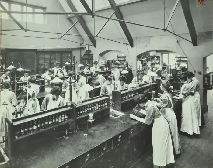 Framed Print : Domestic chemistry class, Battersea Polytechnic, London, 1907 Framed Print : Domestic chemistry class, Battersea Polytechnic, London, 1907