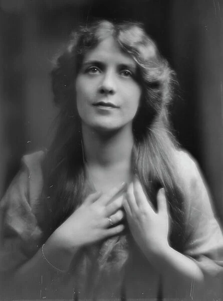 Dore´, M. Miss, portrait photograph, 1913 Mar. 27. Creator: Arnold Genthe