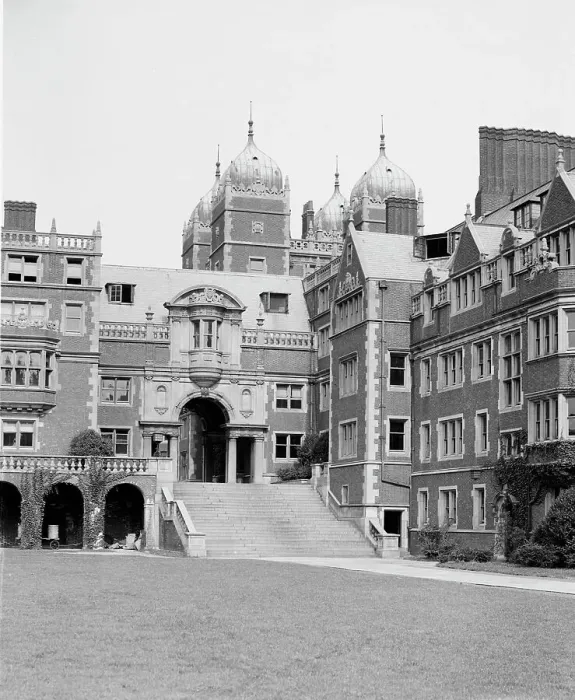 Framed Print : Dormitory arch, U. of Pa. Philadelphia, Pa. c.between 1910 and 1920. Creator: Unknown Framed Print : Dormitory arch, U. of Pa. Philadelphia, Pa. c.between 1910 and 1920. Creator: Unknown