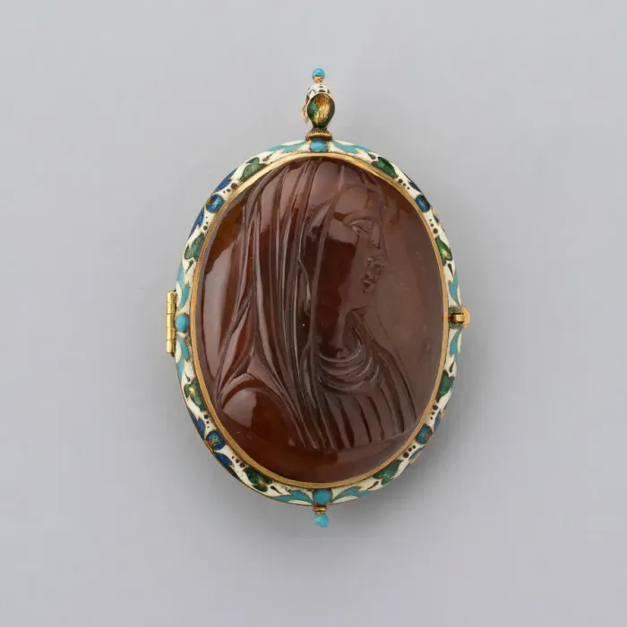 Framed Print : Double-Sided Pendant with Christ and Virgin, France, 18th century (cameo) Framed Print : Double-Sided Pendant with Christ and Virgin, France, 18th century (cameo)