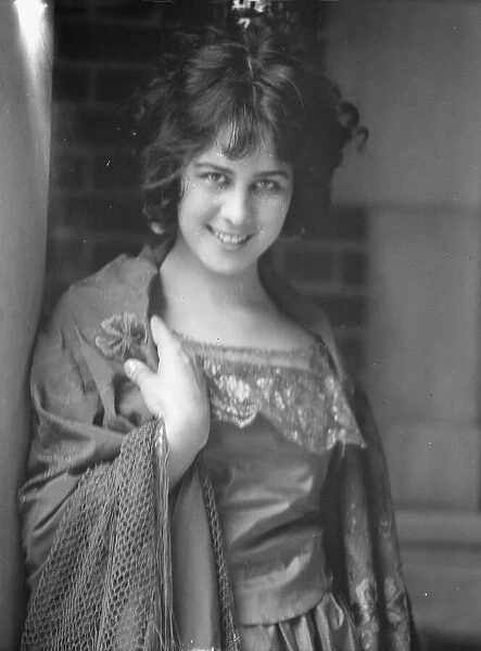 D'Ouesnay, Constance, Miss, portrait photograph, 1924 May 13. Creator: Arnold Genthe