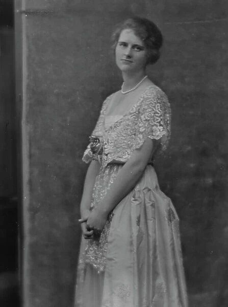 Draper, Helen, Miss, portrait photograph, 1916. Creator: Arnold Genthe