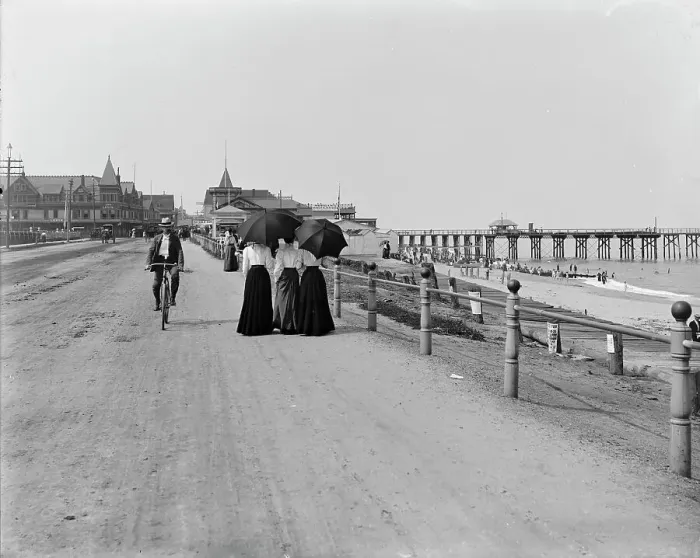 Framed Print : Driveway and beach, Longbranch, between 1900 and 1906. Creator: Unknown Framed Print : Driveway and beach, Longbranch, between 1900 and 1906. Creator: Unknown