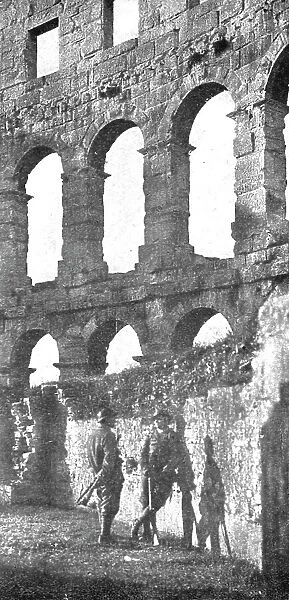 Du Bosphore a L'Adriatique; Factionnaires italiens de garde a l'amphitheatre romain de Pola, 1918. Creator: Unknown