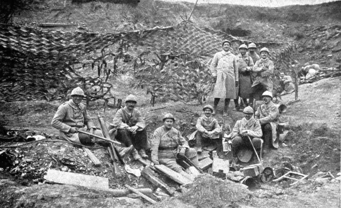 Framed Print : Du tardenois a la Picardie; a 300 metres de Moreuil, le 8 aout, a 13 heurs: groupe d'officiers... Creator: Unknown Framed Print : Du tardenois a la Picardie; a 300 metres de Moreuil, le 8 aout, a 13 heurs: groupe d'officiers... Creator: Unknown