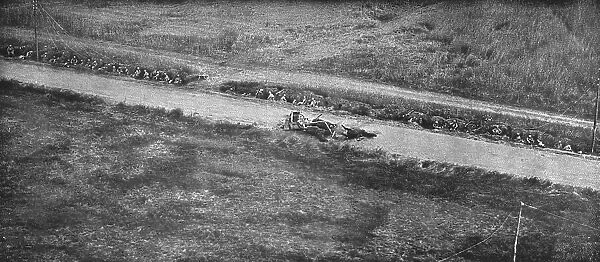 Du tardenois a la Picardie; premiere ligne dans le fosse d'une route, devant Fere-en... 1918. Creator: Unknown