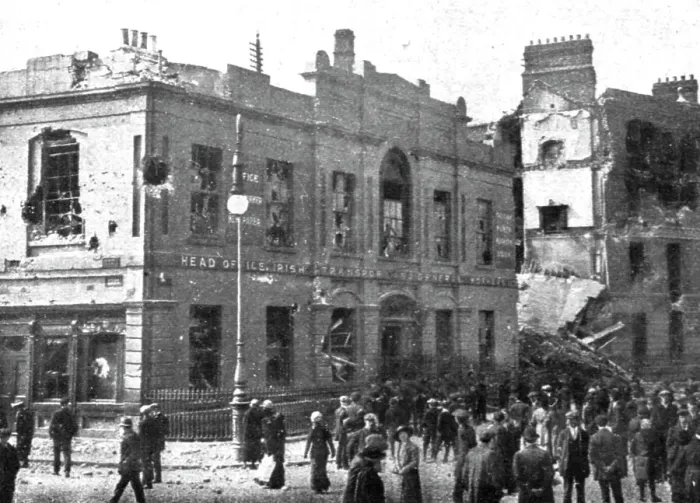 Framed Print : Dublin Apres L'Emeute; Liberty Hall, quartier general des insurges, qui fut bombarde par... 1916. Creator: Unknown