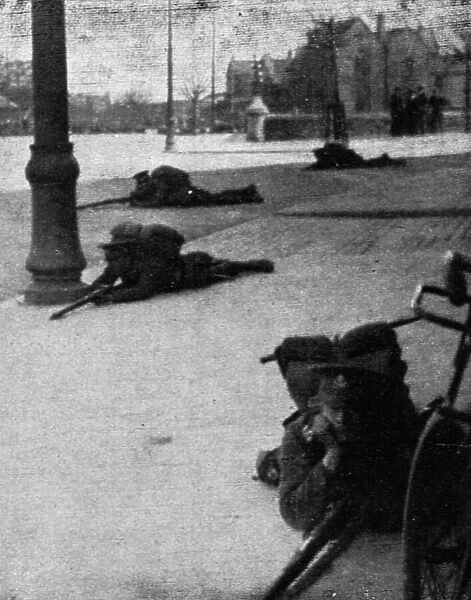 Dublin Apres L'Emeute; Pendant la lutte contre l'emeute : soldats guettrant les rebelles, 1916. Creator: Unknown