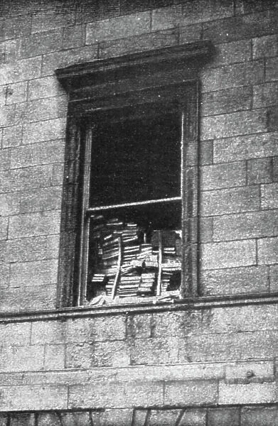 Dublin Apres L'Emeute; Une fenetre du Palais de Justice barricadee avec les livres de la... 1916. Creator: Unknown