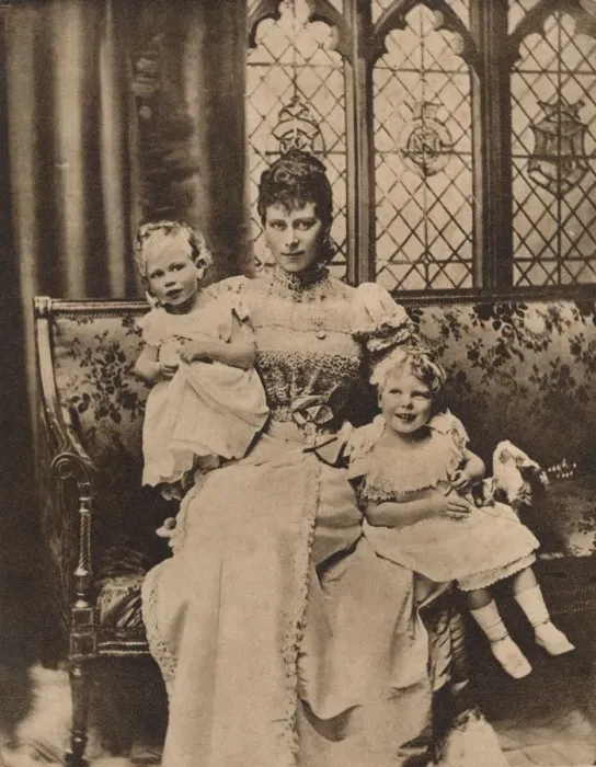 Framed Print : The Duchess of York with her two sons, Princes Edward and Albert, c1897 (1935) Framed Print : The Duchess of York with her two sons, Princes Edward and Albert, c1897 (1935)