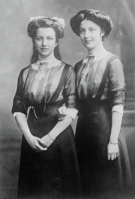 Framed Print : Duchesses Elizabeth Frances and Hedwig, between c1910 and c1915. Creator: Bain News Service Framed Print : Duchesses Elizabeth Frances and Hedwig, between c1910 and c1915. Creator: Bain News Service
