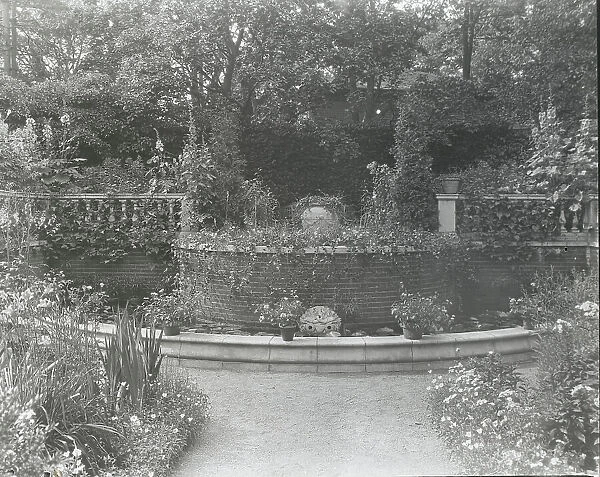 Dudley Leavitt Pickman, Jr. house, 213 Hale Street, Beverly, Massachusetts, 1926. Creator: Frances Benjamin Johnston