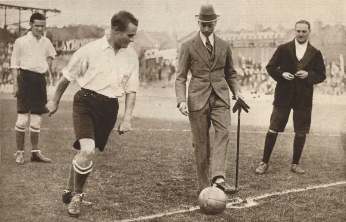Framed Print : The Duke of York, charity football match, Tottenham Hotspurs and Corinthians, c1921