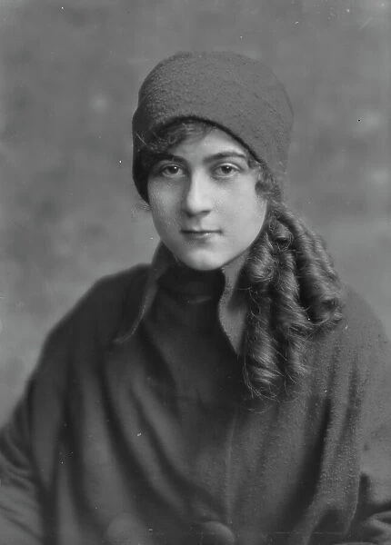 Duncan, Isabelle, Miss, portrait photograph, 1916 Apr. 24. Creator: Arnold Genthe