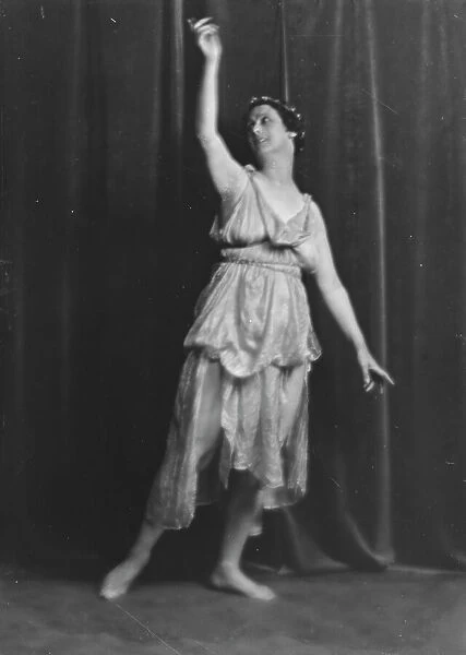Duncan, Isadora, portrait photograph, between 1916 and 1918. Creator: Arnold Genthe