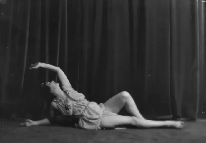 Framed Print : Duncan, Isadora, portrait photograph, between 1916 and 1918. Creator: Arnold Genthe Framed Print : Duncan, Isadora, portrait photograph, between 1916 and 1918. Creator: Arnold Genthe