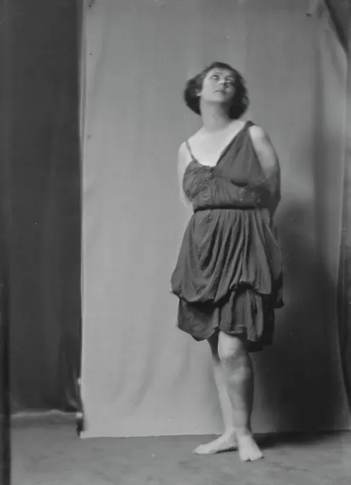 Framed Print : Duncan, Isadora, portrait photograph, between 1916 and 1918. Creator: Arnold Genthe Framed Print : Duncan, Isadora, portrait photograph, between 1916 and 1918. Creator: Arnold Genthe
