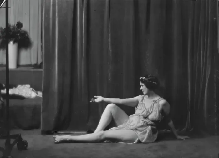 Framed Print : Duncan, Isadora, portrait photograph, between 1916 and 1918. Creator: Arnold Genthe Framed Print : Duncan, Isadora, portrait photograph, between 1916 and 1918. Creator: Arnold Genthe