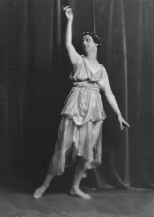 Framed Print : Duncan, Isadora, portrait photograph, between 1916 and 1918. Creator: Arnold Genthe Framed Print : Duncan, Isadora, portrait photograph, between 1916 and 1918. Creator: Arnold Genthe