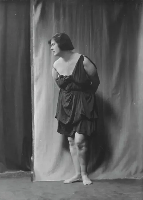 Framed Print : Duncan, Isadora, portrait photograph, between 1916 and 1918. Creator: Arnold Genthe Framed Print : Duncan, Isadora, portrait photograph, between 1916 and 1918. Creator: Arnold Genthe