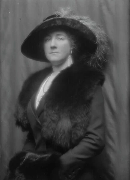 Duquesne, Mrs. portrait photograph, 1913. Creator: Arnold Genthe