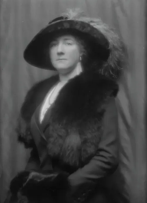 Framed Print : Duquesne, Mrs. portrait photograph, 1913. Creator: Arnold Genthe Framed Print : Duquesne, Mrs. portrait photograph, 1913. Creator: Arnold Genthe