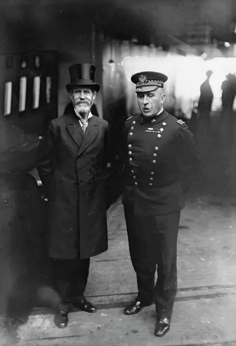 Framed Print : Earl Aberdeen & Gen. Wood, between c1915 and c1920. Creator: Bain News Service Framed Print : Earl Aberdeen & Gen. Wood, between c1915 and c1920. Creator: Bain News Service