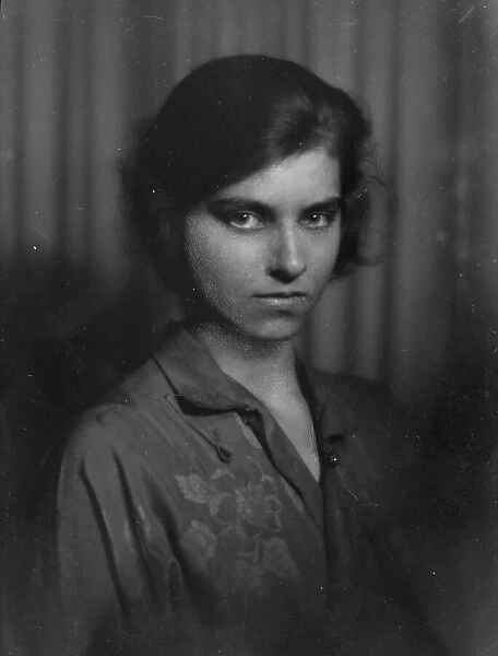 Earle, Mrs. portrait photograph, 1916 Apr. 22. Creator: Arnold Genthe