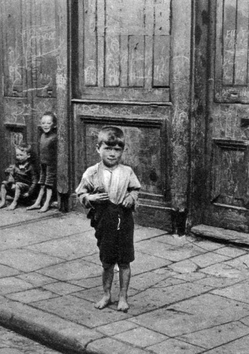 Framed Print : An East End child, London, 1926-1927 Framed Print : An East End child, London, 1926-1927