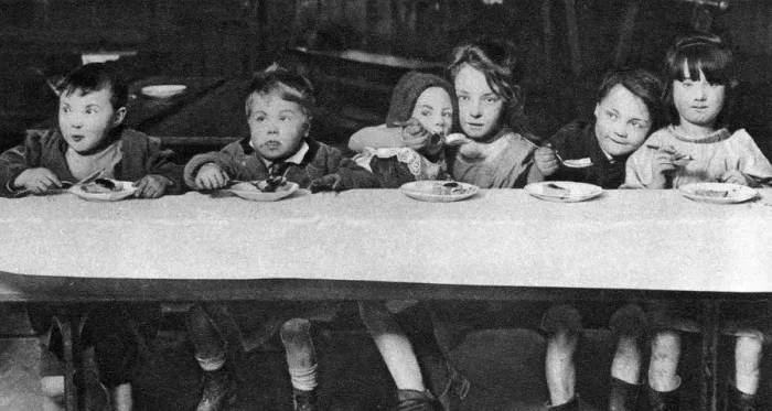 Framed Print : East End children being fed by a charitable organisation, London, 1926-1927 Framed Print : East End children being fed by a charitable organisation, London, 1926-1927