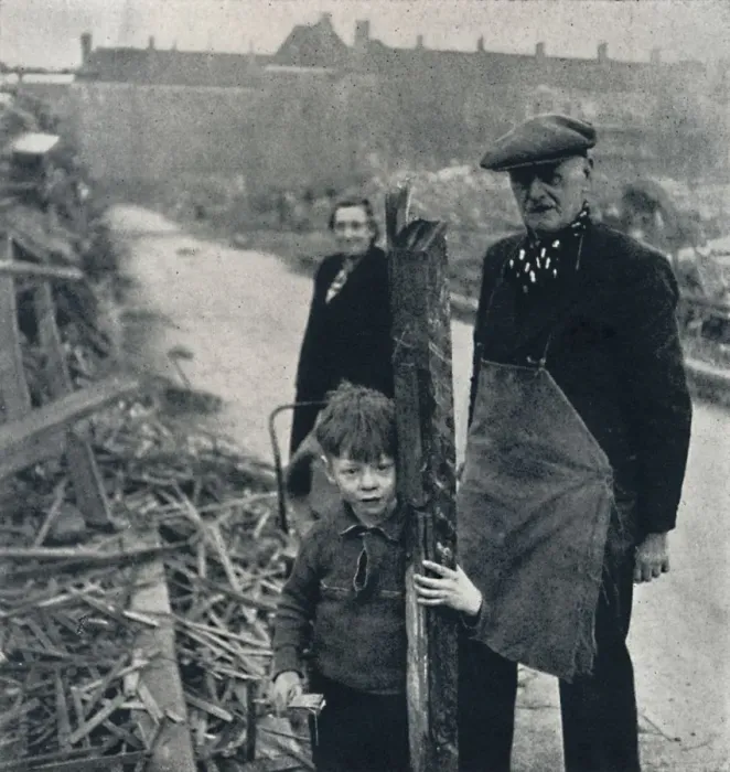 Framed Print : East End family, 1941. Artist: Cecil Beaton Framed Print : East End family, 1941. Artist: Cecil Beaton