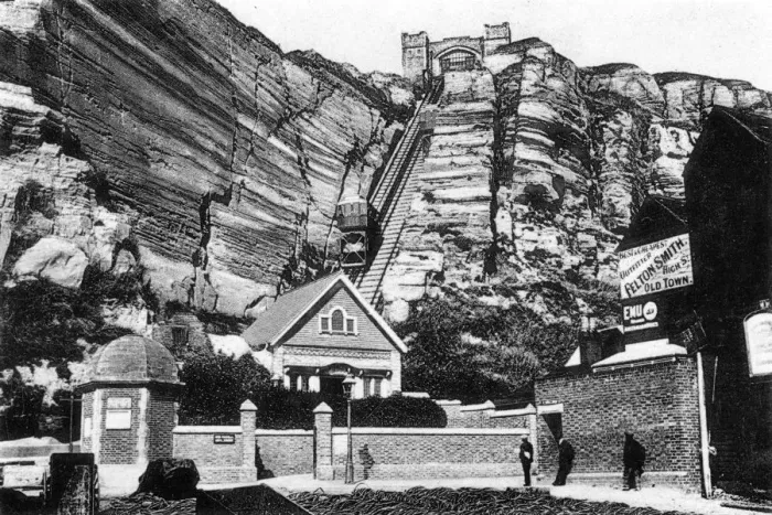Framed Print : East Hill lift, Hastings, East Sussex, early 20th century Framed Print : East Hill lift, Hastings, East Sussex, early 20th century