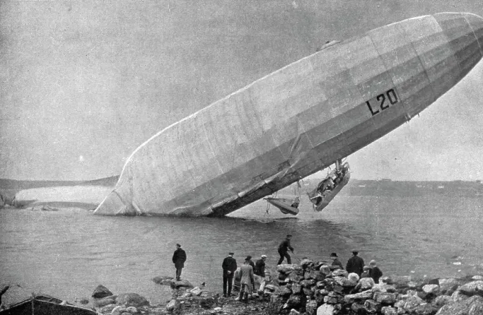 Framed Print : Echoue sur la cote Norvegienne; En derivant, le zeppelin est venu a la cote; dans la chute, sa nace Creator: Unknown Framed Print : Echoue sur la cote Norvegienne; En derivant, le zeppelin est venu a la cote; dans la chute, sa nace Creator: Unknown