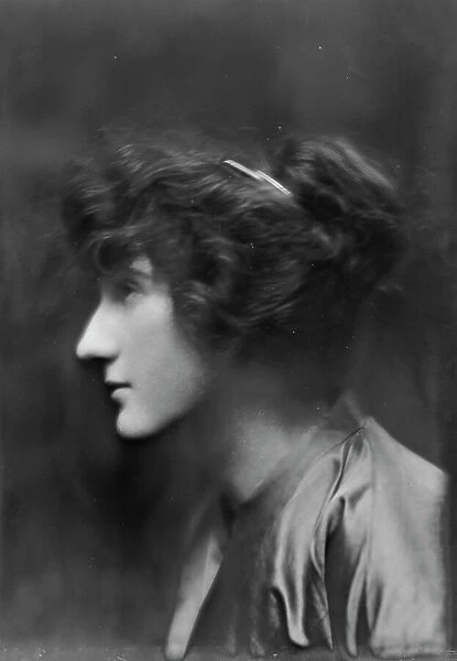 Eder, Helen, Miss, portrait photograph, 1913. Creator: Arnold Genthe