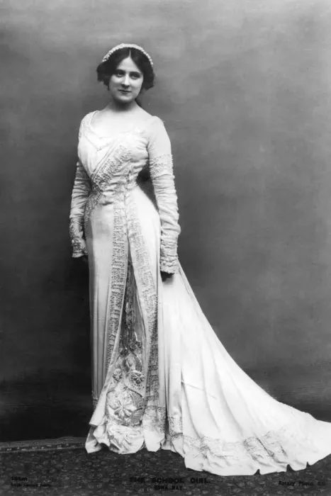 Framed Print : Edna May (1878-1948), American actress and singer, early 20th century. Artist: Rotary Photo Framed Print : Edna May (1878-1948), American actress and singer, early 20th century. Artist: Rotary Photo