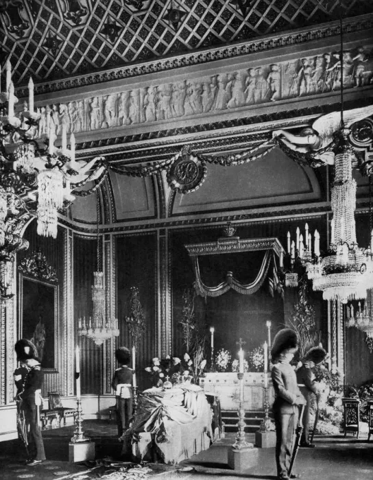 Framed Print : Edward VII lying in state, Throne Room, Buckingham Palace, London, 1910 (1937)
