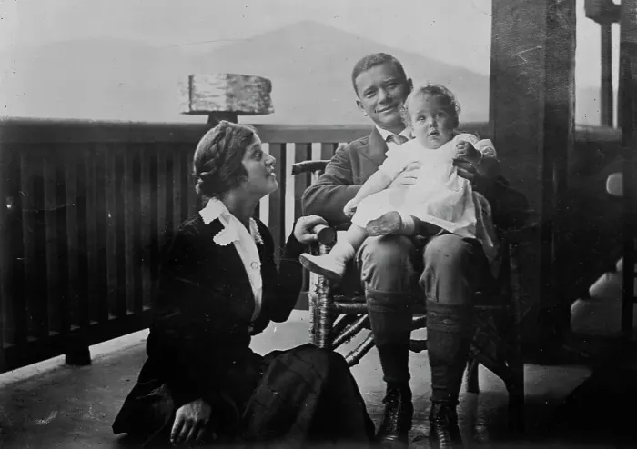Framed Print : Efrem Zimbalist, Alma Gluck & Baby, 1916. Creator: Bain News Service Framed Print : Efrem Zimbalist, Alma Gluck & Baby, 1916. Creator: Bain News Service