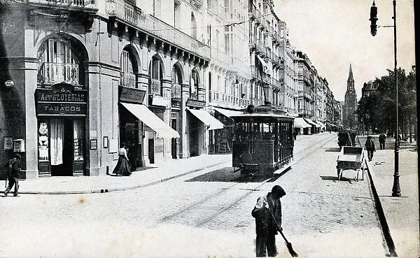 Electric tram running through the Hernani street in San Sebastian, 1900