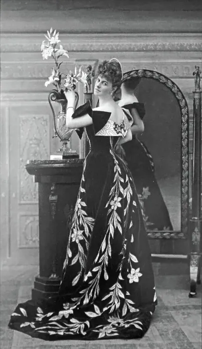 Framed Print : Élisabeth, Countess Greffulhe (1860-1952) wearing the Lily Dress created by Worth, 1896. Creator: Nadar, Gaspard-Félix (1820-1910) Framed Print : Élisabeth, Countess Greffulhe (1860-1952) wearing the Lily Dress created by Worth, 1896. Creator: Nadar, Gaspard-Félix (1820-1910)