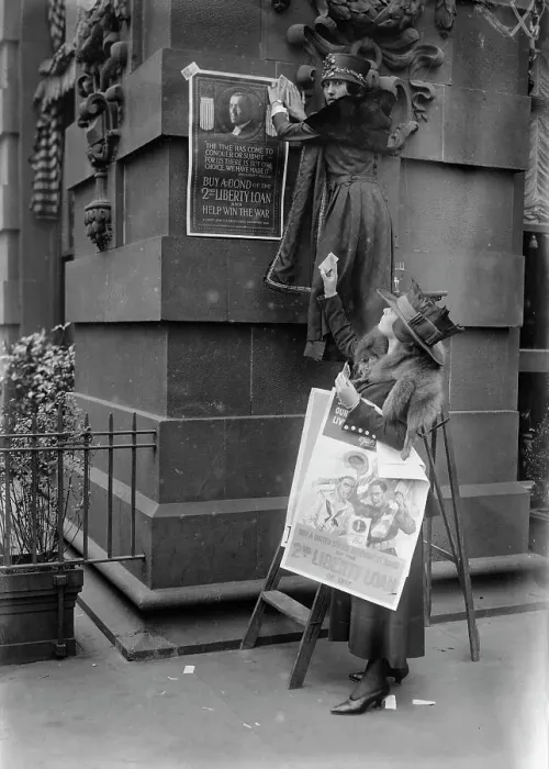 Framed Print : Elise Robert & Dorothy Kohn, Oct 1917. Creator: Bain News Service. Elise Robert & Dorothy Kohn, Oct 1917. Creator: Bain News Service Framed Print : Elise Robert & Dorothy Kohn, Oct 1917. Creator: Bain News Service. Elise Robert & Dorothy Kohn, Oct 1917. Creator: Bain News Service