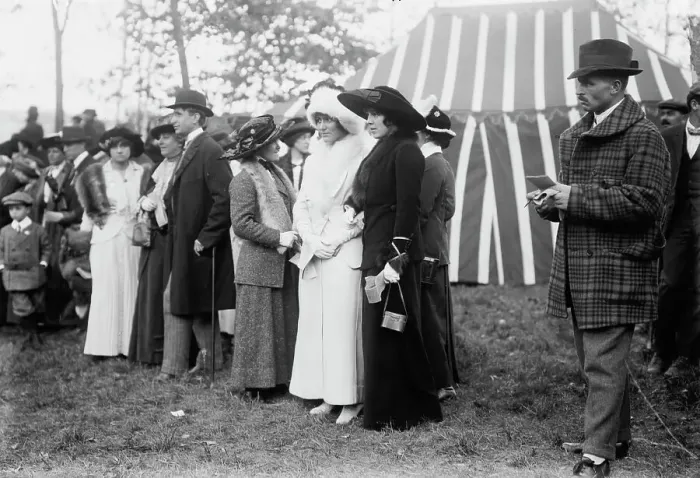 Framed Print : Elise W. Ladew and Mrs. W.R. Grace, between c1910 and c1915. Creator: Bain News Service Framed Print : Elise W. Ladew and Mrs. W.R. Grace, between c1910 and c1915. Creator: Bain News Service