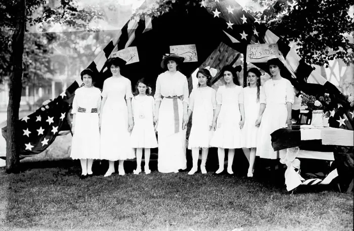 Framed Print : Eliz. & Dorothy Mayes, Jean Darrah, Pauline Settle, Elizabeth Allen, etc. between c1910 and c1915. Creator: Bain News Service Framed Print : Eliz. & Dorothy Mayes, Jean Darrah, Pauline Settle, Elizabeth Allen, etc. between c1910 and c1915. Creator: Bain News Service