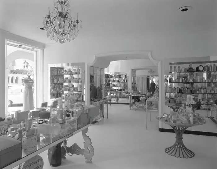 Framed Print : Elizabeth Arden, business on Worth Ave. Palm Beach, 1959. Creator: Gottscho-Schleisner, Inc Framed Print : Elizabeth Arden, business on Worth Ave. Palm Beach, 1959. Creator: Gottscho-Schleisner, Inc
