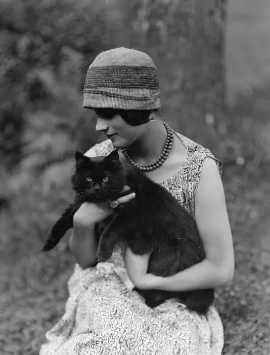 Framed Print : Elizabeth Duncan dancer, with cat, portrait photograph, 1926 Creator: Arnold Genthe Framed Print : Elizabeth Duncan dancer, with cat, portrait photograph, 1926 Creator: Arnold Genthe