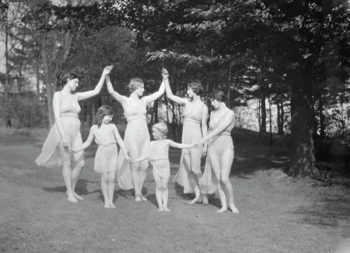 Framed Print : Elizabeth Duncan dancers, between 1916 and 1941. Creator: Arnold Genthe Framed Print : Elizabeth Duncan dancers, between 1916 and 1941. Creator: Arnold Genthe