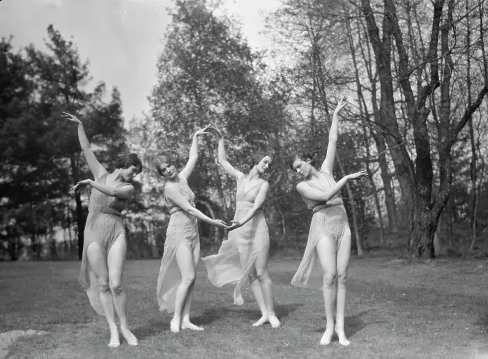 Framed Print : Elizabeth Duncan dancers, between 1916 and 1941. Creator: Arnold Genthe