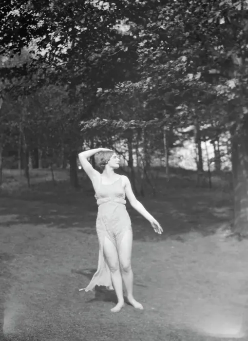 Framed Print : Elizabeth Duncan dancers, between 1916 and 1941. Creator: Arnold Genthe Framed Print : Elizabeth Duncan dancers, between 1916 and 1941. Creator: Arnold Genthe