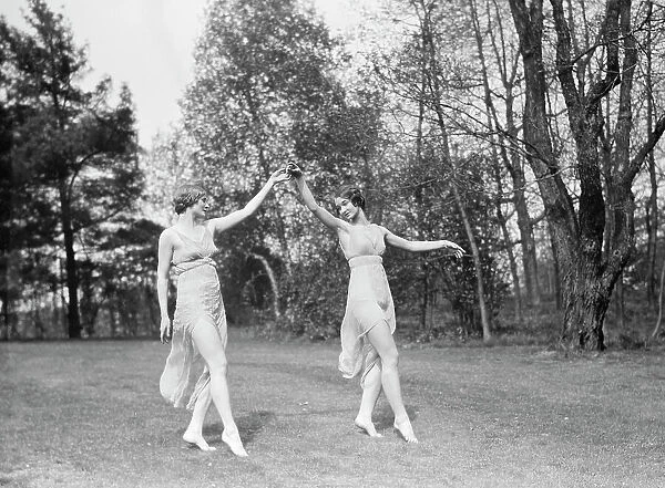 Elizabeth Duncan dancers, between 1916 and 1941. Creator: Arnold Genthe