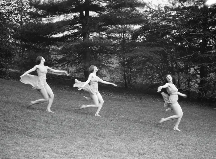 Framed Print : Elizabeth Duncan dancers, between 1916 and 1941. Creator: Arnold Genthe Framed Print : Elizabeth Duncan dancers, between 1916 and 1941. Creator: Arnold Genthe