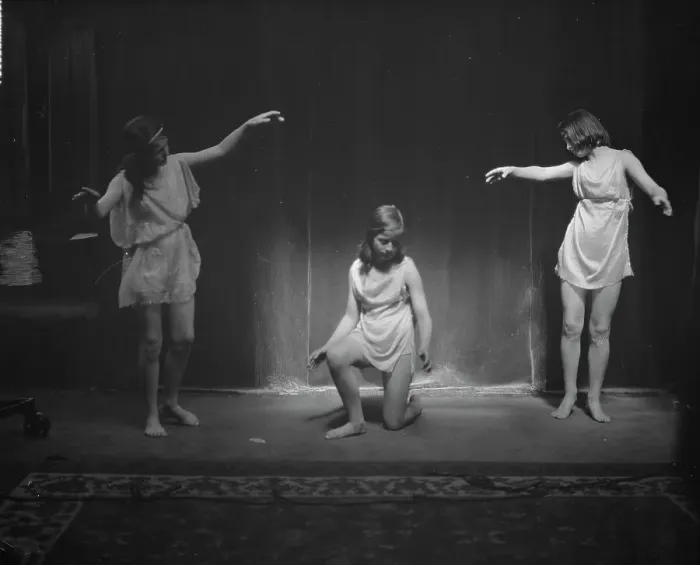 Framed Print : Elizabeth Duncan dancers and children, 1929 Creator: Arnold Genthe